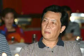 靠女人上位的唐国强：原配因精神疾病自杀，离婚后再娶小12岁娇妻图片