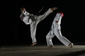 跆拳道冠军被普通人打成重伤，网友调侃果然是花拳绣腿图片