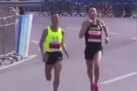 马拉松铁亮夺冠，被人强拉合照，事后道歉视频封面