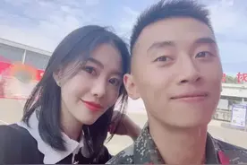美丽空姐牵手武警特战队员图片
