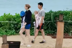 撒贝宁和娇妻罕见同框，李白大长腿吸睛，一人抱一娃的画面太温馨图片