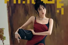 34岁杨幂上演湿身诱惑，贴身吊带勾勒完美曲线，网友大呼太美了图片