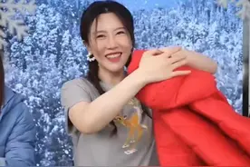 宋丹丹38岁儿媳挺二胎孕肚！肚子浑圆四肢纤细，嗓子嘶哑卖力带货图片