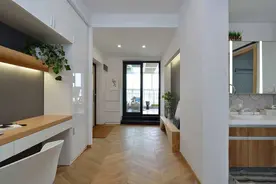 为露台，他买下带阁楼顶层，装修完特别满意，有阳光餐厅还有花园图片