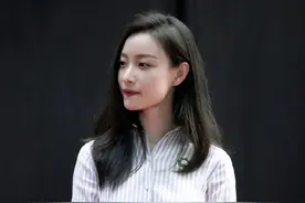 A字半身裙是时尚好物，倪妮穿条纹衬衫配半身裙，尽显女性魅力图片