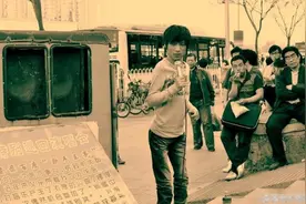 还记得街头卖唱的残疾小伙吗？如今他身家百万，开豪车，抱得娇妻图片