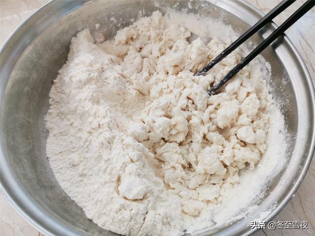 教你在家做韭菜盒子，和面、拌馅的小技巧，比外面卖的好吃百倍