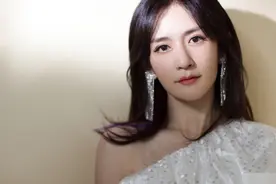 谢娜带女儿散步，跳跳俏俏高情商答出“回家的路”，老母亲被暖化图片
