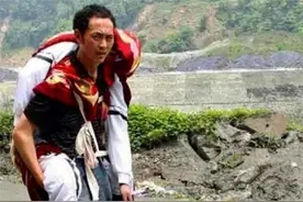 那个汶川地震背着儿子遗体，走25公里带儿回家的父亲，现状如何？图片
