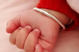 女儿入园“丢了”银手镯，家长找老师讨说法，知道真相后红了脸图片