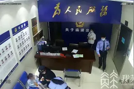 4岁女童带着6岁小姐姐向警察求助：她找不到妈妈了图片