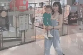 “最年轻外婆”走红，抱着孩子逛商场，被误认为是孩子的妈妈图片