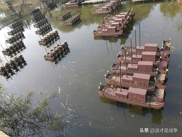 真实历史中的赤壁之战，孙刘联军实力更强，曹操被动挨打