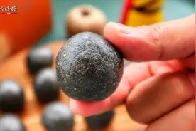 黑芝麻新吃法，简单一做捏成团，营养又滋补，秋天吃正好图片