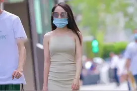 米黄色修身长裙，搭配束脚高跟鞋，尽显优雅大气图片