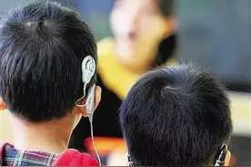 头上戴着天线的特殊儿童图片