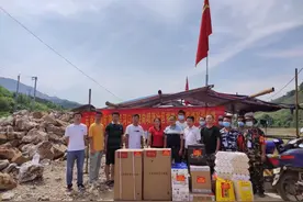 云南省地矿测绘院河口分院到坝洒社区疫情防控执勤点开展捐赠活动图片