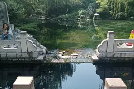 趵突泉内李清照，大明湖畔夏雨荷图片