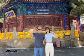 “贾宝玉”携女儿游潭柘寺，父女互拍超有爱，女儿中戏毕业已出道图片