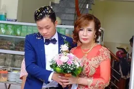 62岁大妈搭上26岁小伙，婚后一周就怀孕，网友：果然真爱不分年龄图片