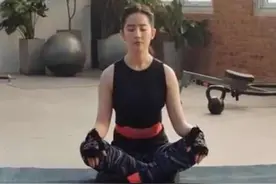 刘亦菲这是吃胖了？穿运动服暴露隆起小肚腩，衣服都快装不下了图片