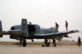 A10攻击机外号“疣猪”名不虚传，发动机被摧毁也能安全返航图片