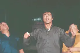 男子打半天没打倒一个，李小龙两下就撂倒俩，他的拳头得有多厉害视频封面