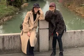 45岁马伊琍与闺蜜素颜同框，小鸟腿超抢镜，散步似走秀不输超模图片