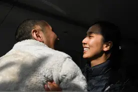 8个月就是一辈子：“傻”女孩4年不离不弃，唤醒植物人男友，全网泪目图片