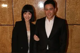 临盆在即！TVB童颜女星怀胎九月出席好友婚礼，老公全程悉心照料图片