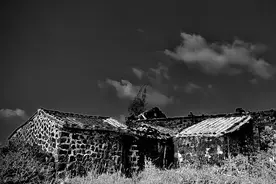 故事：夜宿荒村客栈，发现床板异常高，他钻进床底一看差点吓破胆图片