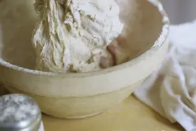 发面时，为什么要排气？原来蒸馒头不光滑还有这个原因，领悟了图片