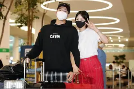 韩艺瑟首次带男友走机场，小10岁男友真容曝光，眯眯眼身材很壮硕图片