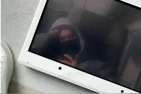 男星踩飞机座椅，行为惹争议被评没素质，曾把头伸出窗外违反交规图片