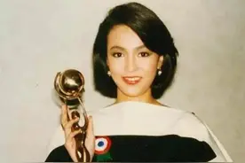 62岁郑裕玲为何一生未婚无儿女？看完她的经历，一般人真的不敢娶图片