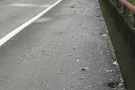 高速公路车道内现玻璃碎渣，是事故遗留还是故意为之？图片
