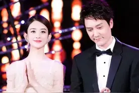 赵丽颖飞厦门探班冯绍峰被偶遇，小两口牵手逛街十分恩爱甜蜜图片