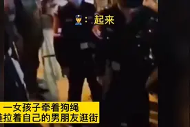 女孩用狗绳牵男友上街，男友趴地到处爬：这是家事，没什么问题吧？图片
