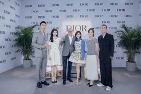 佩服王子文，穿背带裙踩12厘米细高跟，合影景甜吴谨言美成焦点图片
