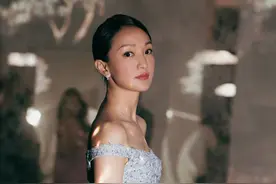 周迅新造型浮粉严重，get韩国爆红上妆法，毛孔粗大也能一秒隐形图片