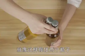 原来啤酒瓶盖上有个“小机关”，用手就能拧开，比开瓶器还快！图片