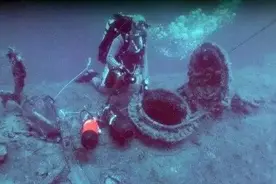 潜艇炸沉后，52米深的海底他是如何逃生的图片