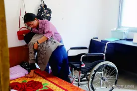 “我在哪，妈就在哪。”衡阳19岁女孩背着妈妈上大学，感动千万网友图片