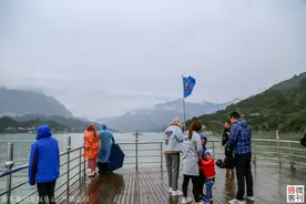 长江三峡有多美，让游客船外甲板上冒雨拍照图片