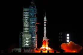 宇航员穿的舱内航天服，咱大庆有一套“真品”！戳进看视频图片