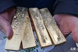 朝阳俩环卫工人捡到4块金块价值300万拾金不昧还失主图片