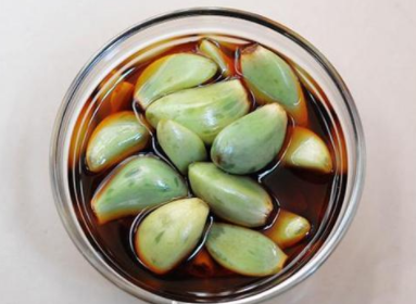 腊八蒜腌成绿色又变黄，是发霉了吗？这时候需要检查几件事