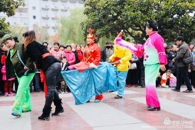 高手在民间，演出自娱自乐，洛阳周王城广场民间曲艺乐园