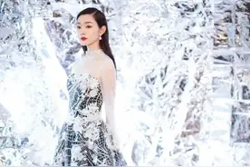 宋轶黑白透视礼服裙也太美了，如同腾云驾雾而来的仙女，气质动人图片