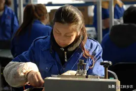 羡慕：打临时工的三个70后大姐，每餐2个馒头，子女个个上大学图片
